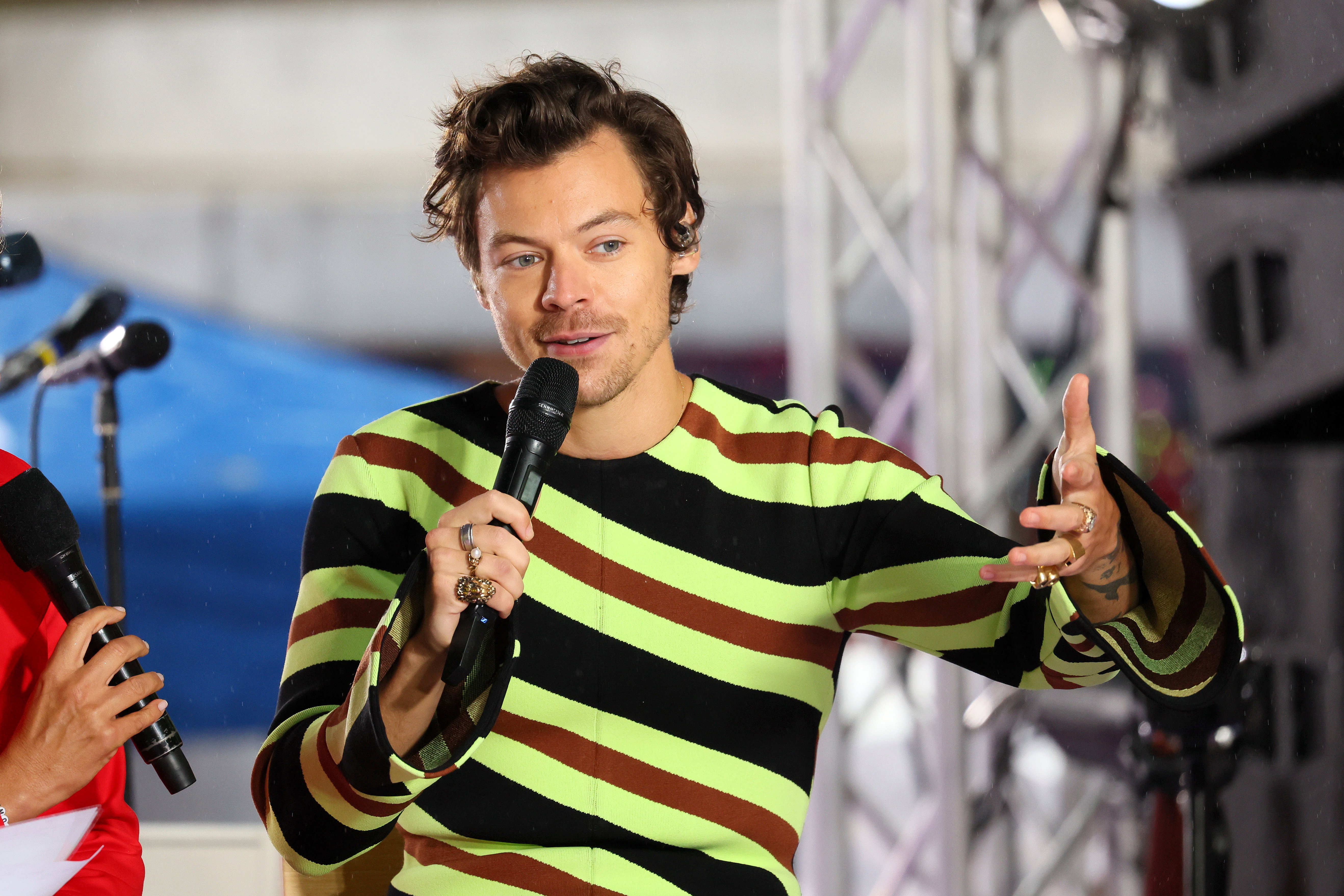 Harry Styles zaliczył krępującą wpadkę na scenie. Rozdarł spodnie na oczach swojego crusha [WIDEO]