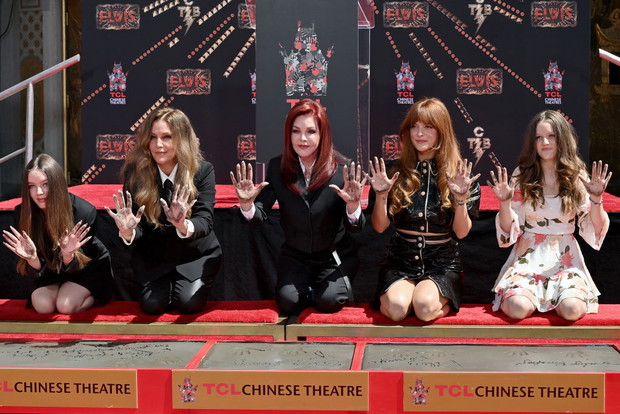 Harper Vivienne Ann Lockwood, Lisa Marie Presley, Priscilla Presley, Riley Keough i Finley Aaron Love Lockwood na ceremonii odciśnięcia dłoni, honorującej trzy pokolenia Presleyów