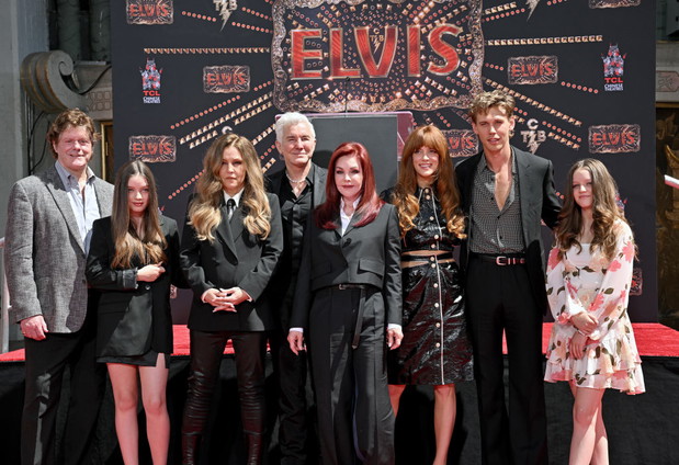Steve Binder, Harper Vivienne Ann Lockwood, Lisa Marie Presley, Baz Luhrmann, Priscilla Presley, Riley Keough, Austin Butler i Finley Aaron Love Lockwood na ceremonii odciśnięcia dłoni, honorującej trzy pokolenia Presleyów