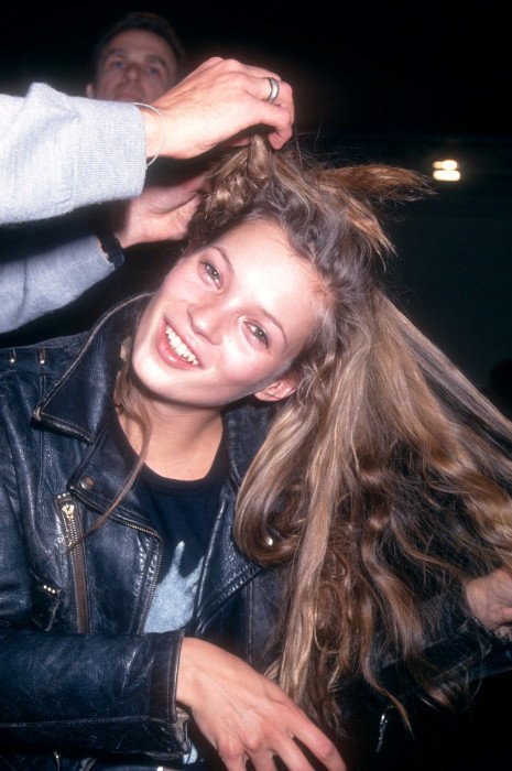 5 pomysłów na stylizacje z jeansami podpatrzone u Kate Moss. Banalnie proste do odtworzenia i intrygujące zarazem