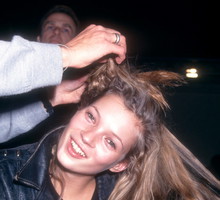 5 pomysłów na stylizacje z jeansami podpatrzone u Kate Moss. Banalnie proste do odtworzenia i intrygujące zarazem