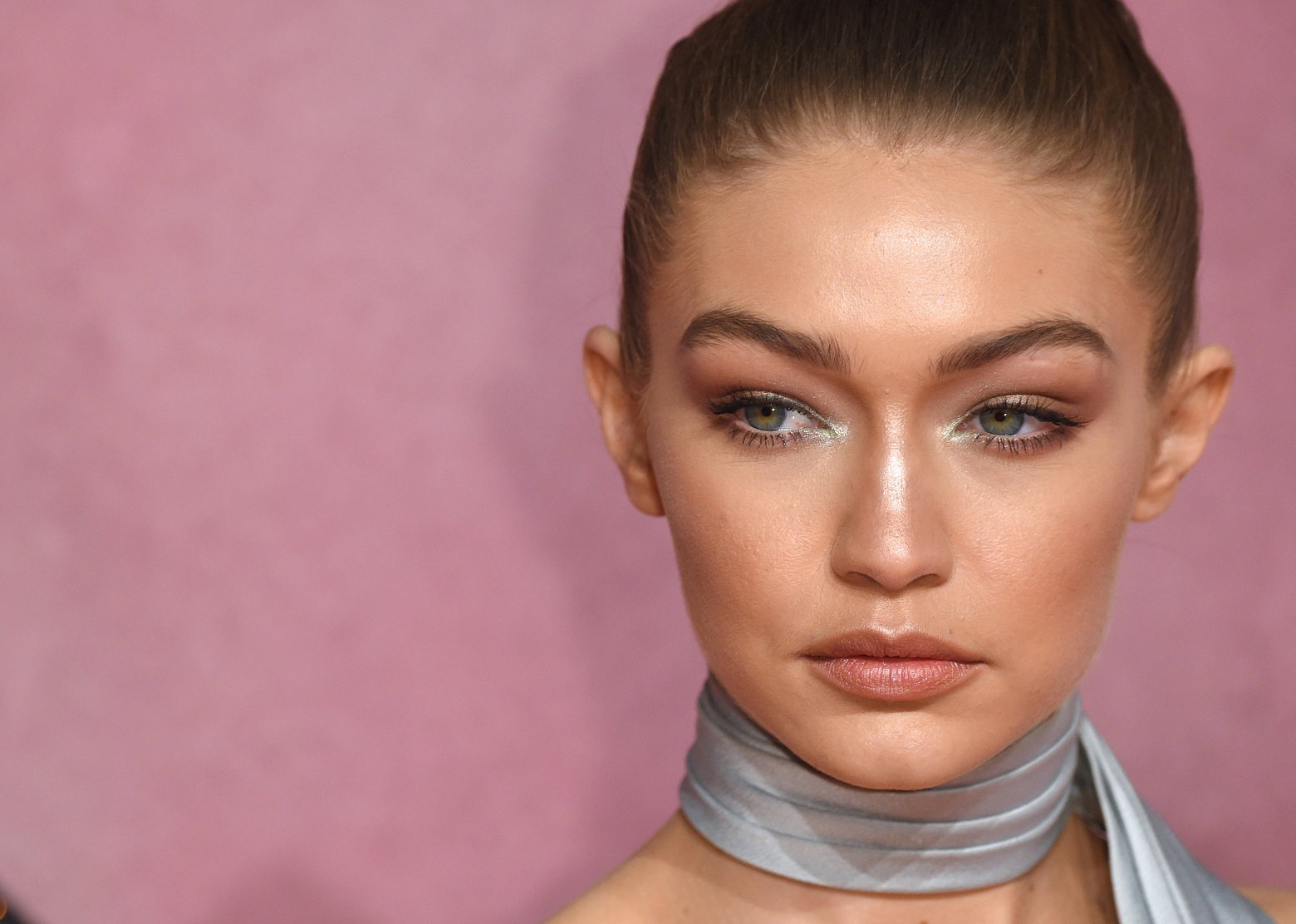 Korektor Gigi Hadid maskuje cienie pod oczami i odmładza spojrzenie. Działanie hitu z TikToka można zobaczyć w wielu filmikach