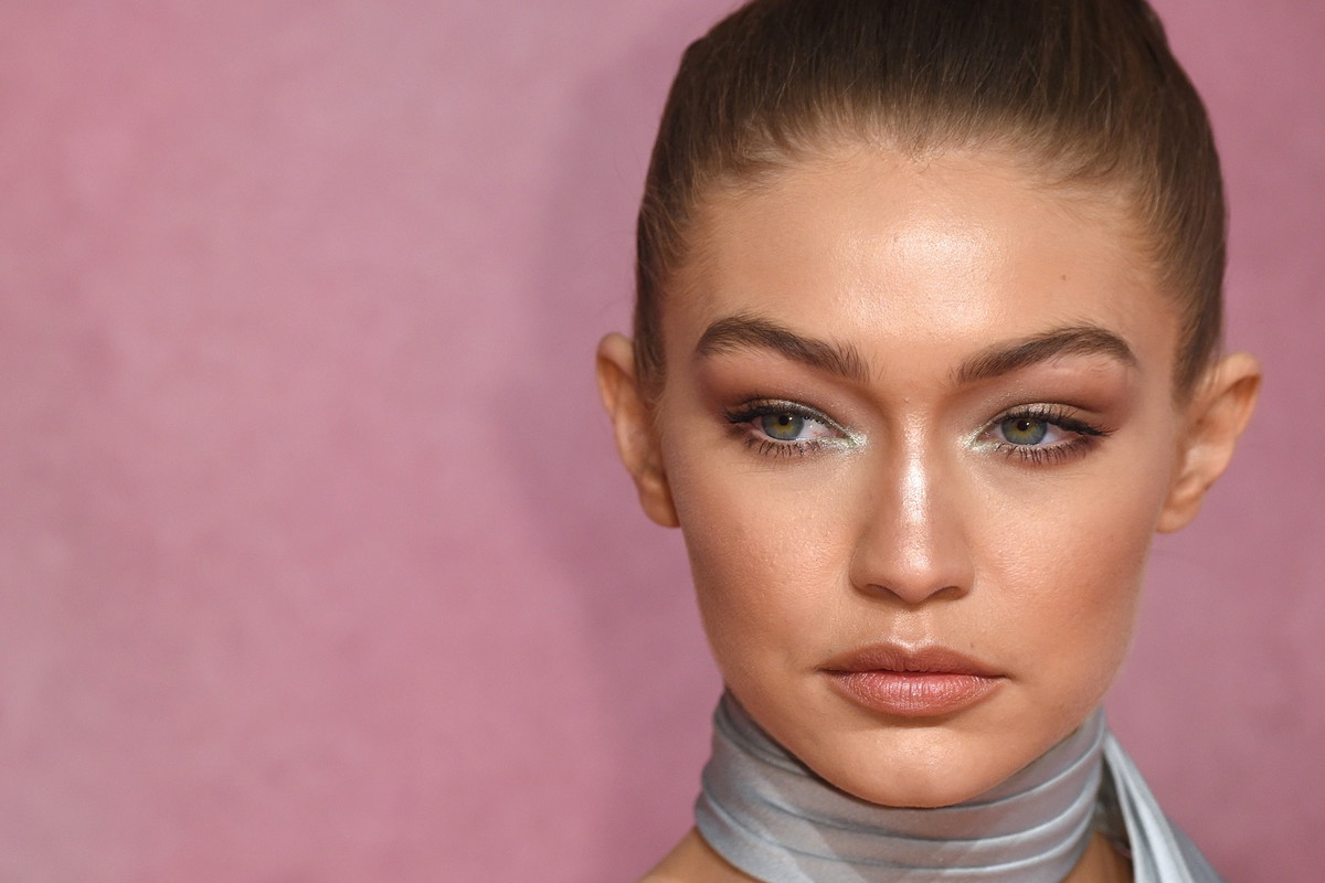 Korektor Gigi Hadid maskuje cienie pod oczami i odmładza spojrzenie. Działanie hitu z TikToka można zobaczyć w wielu filmikach