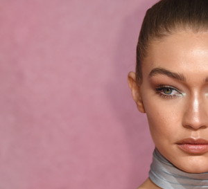 Korektor Gigi Hadid maskuje cienie pod oczami i odmładza spojrzenie. Działanie hitu z TikToka można zobaczyć w wielu filmikach