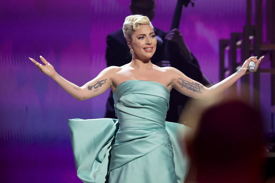 grammy-2022-dziewczynska-solidarnosc-podczas-gali-rozdania-nagrod-lady-gaga-zadbala-zeby-jej-konkurentka-pieknie-wygladala-na-scenie-ea187d4