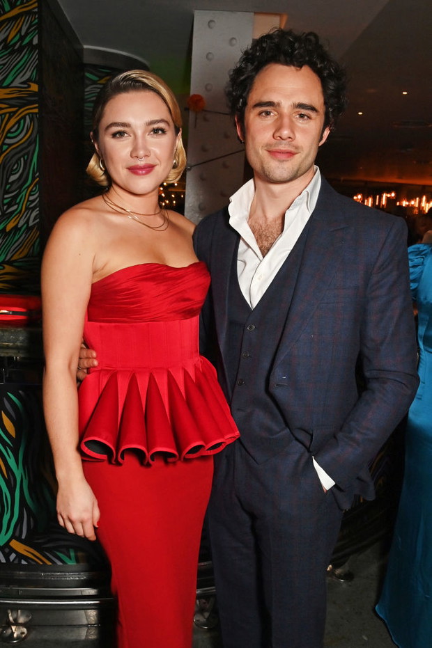 Florence Pugh i Toby Sebastian