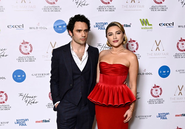 Florence Pugh i Toby Sebastian