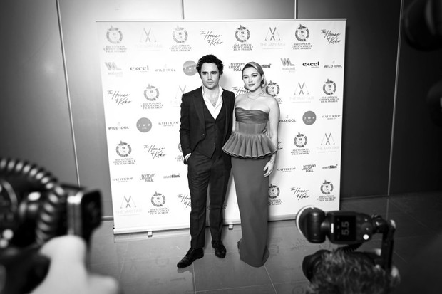 Florence Pugh i Toby Sebastian