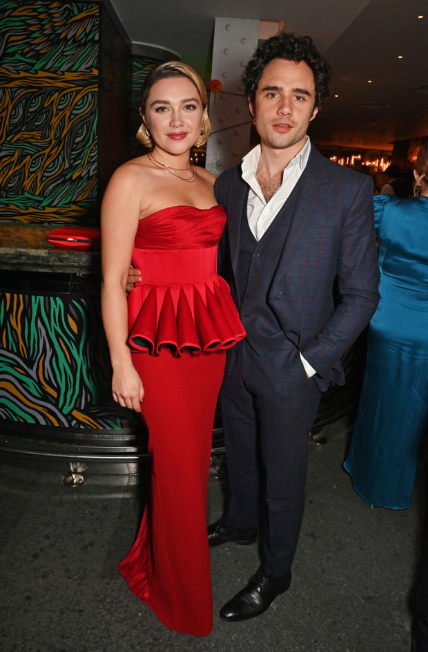 Florence Pugh i Toby Sebastian