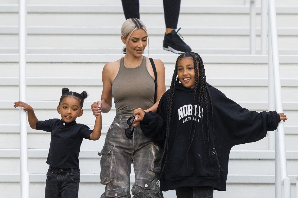 Tutorial makijażowy North West ma prawie 5 milionów wyświetleń. 9-letnia influencerka w 7 sekund pokazuje go krok po kroku