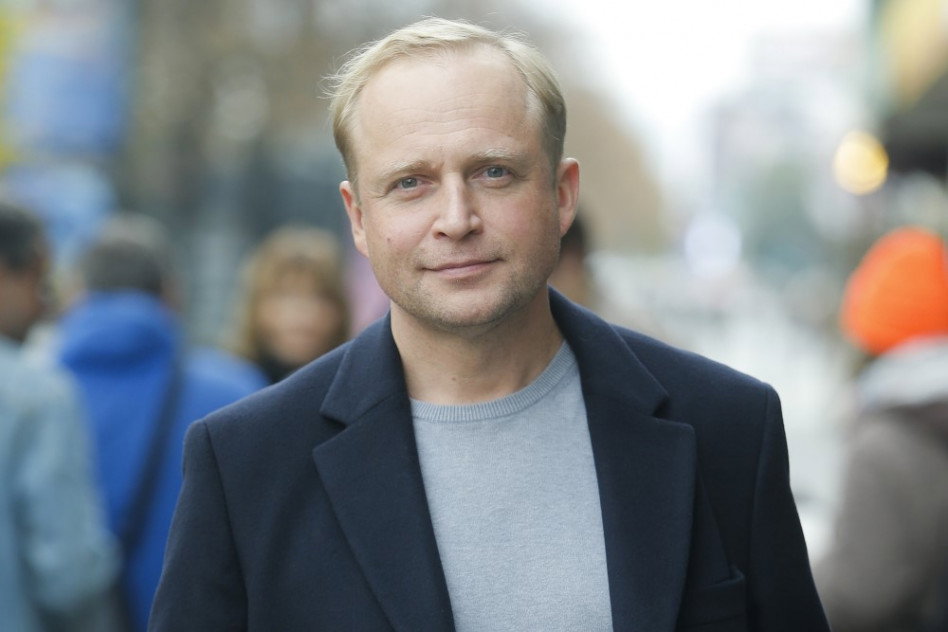 „Miłość po angielsku”: Piotr Adamczyk zagrał główną rolę w brytyjskiej komedii romantycznej. U jego boku gwiazda „Harry’ego Pottera” i „Gry o tron”