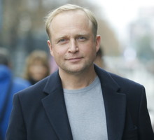 „Miłość po angielsku”: Piotr Adamczyk zagrał główną rolę w brytyjskiej komedii romantycznej. U jego boku gwiazda „Harry’ego Pottera” i „Gry o tron”