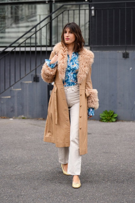 Jakie buty noszą Francuzki do białych jeansów wiosną? 3 wygodne modele, które wpisują się w najświeższe trendy