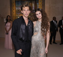Kaia Gerber na zmysłowym zdjęciu z chłopakiem Austinem Butlerem. Można byłoby nie zorientować się, że to ona gdyby nie jeden drobny szczegół