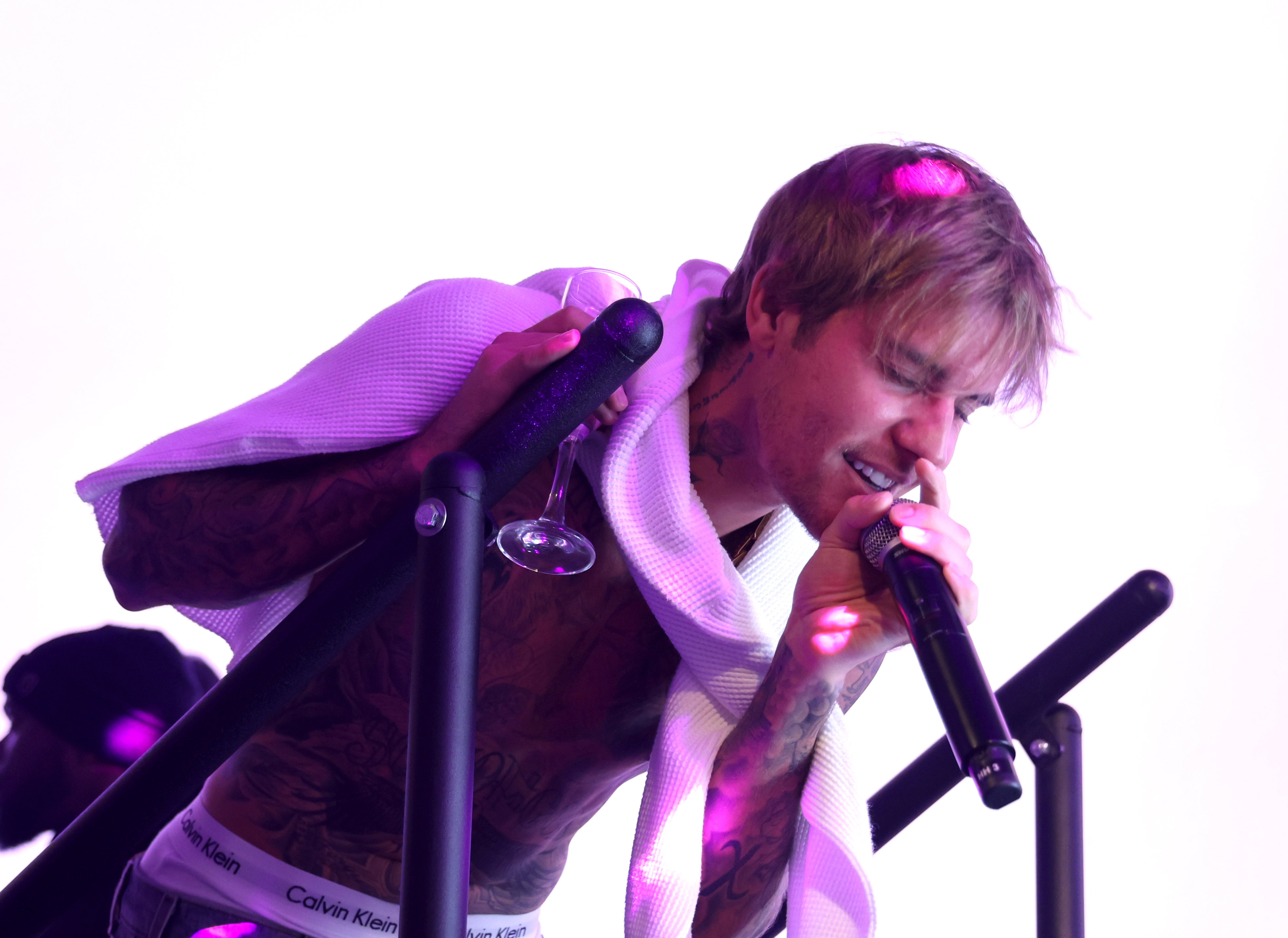 Justin Bieber odwołał trasę, w tym koncert w Polsce. Fani drwią: „To wszystko przez dramę Hailey i Seleny”
