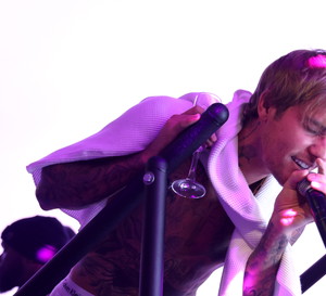Justin Bieber odwołał trasę, w tym koncert w Polsce. Fani drwią: „To wszystko przez dramę Hailey i Seleny”