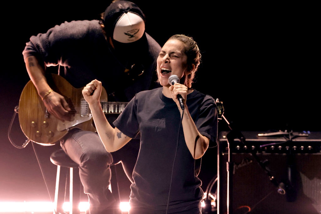 Lady Gaga zmyła makijaż, przebrała się w T-shirt i dała porywający występ