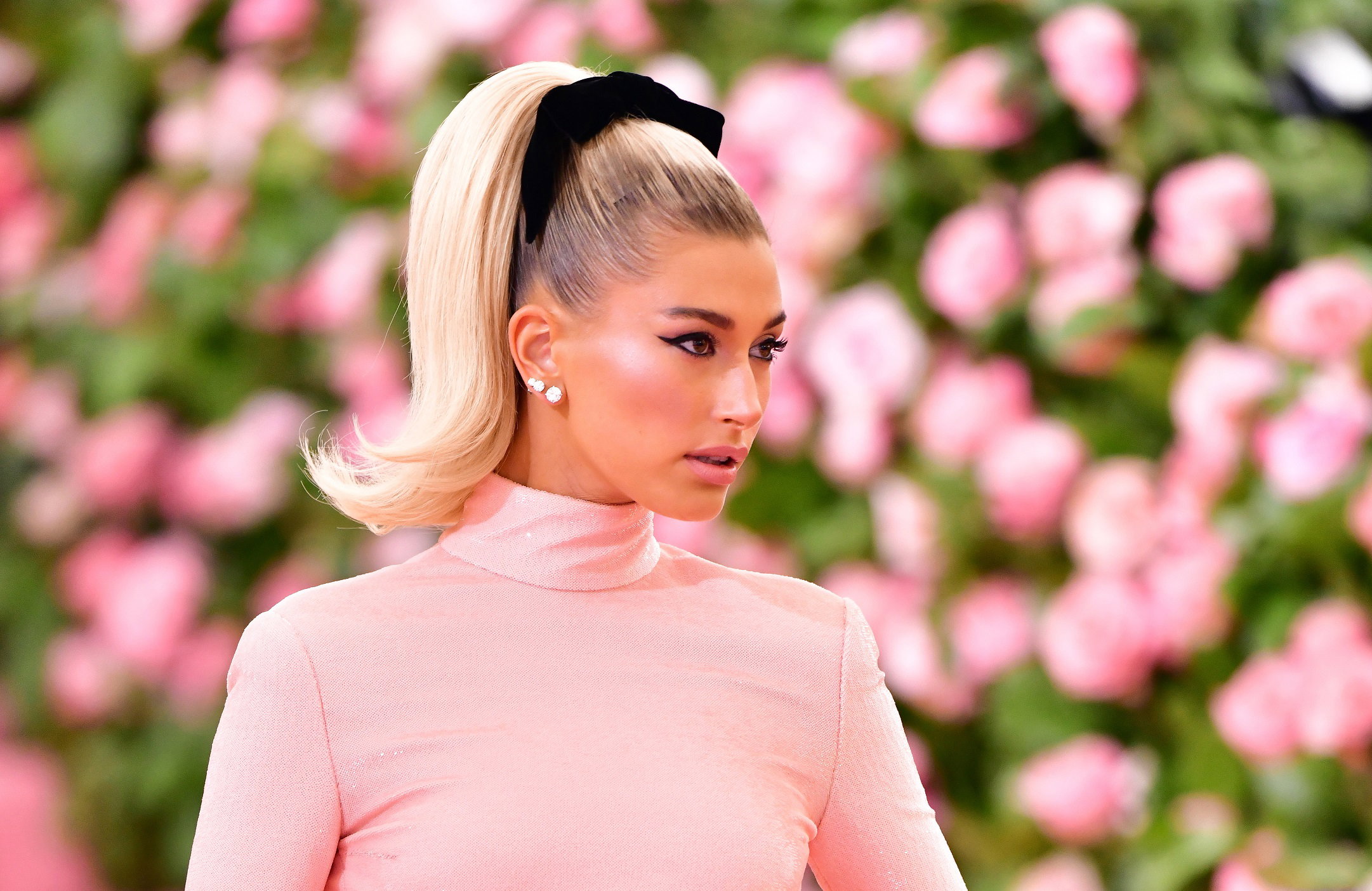 Ulubione perfumy Hailey Bieber – 4 zapachy, które jej towarzyszą. Właśnie tak pachnie popularna modelka