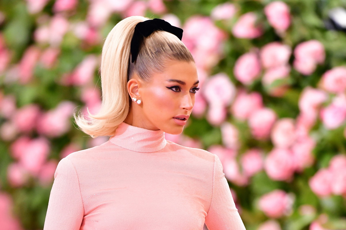 Ulubione perfumy Hailey Bieber – 4 zapachy, które jej towarzyszą. Właśnie tak pachnie popularna modelka