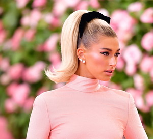 Ulubione perfumy Hailey Bieber – 4 zapachy, które jej towarzyszą. Właśnie tak pachnie popularna modelka
