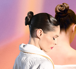 Modne fryzury na wiosnę 2023: rose bun