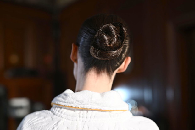 Modne fryzury na wiosnę 2023 – rose bun
