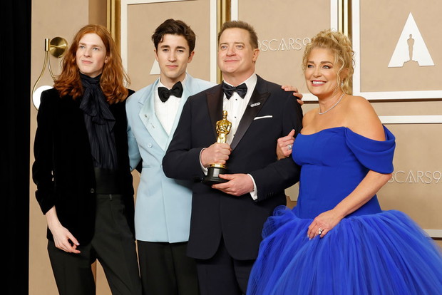 Oscary 2023: Brendan Fraser z synami i partnerką