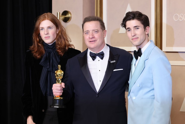 Oscary 2023: Brendan Fraser z synami