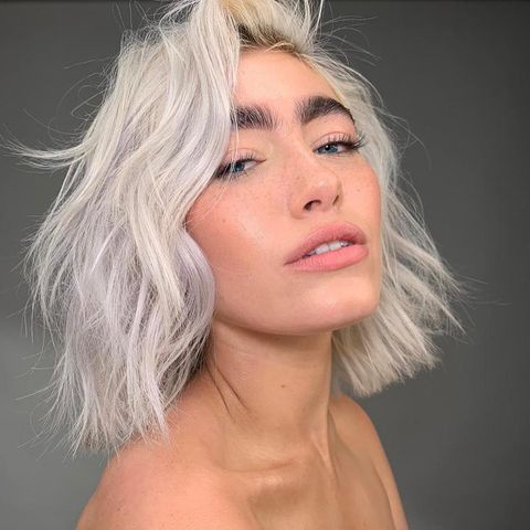 Modne kolory włosów na wiosnę 2023 – silver hair