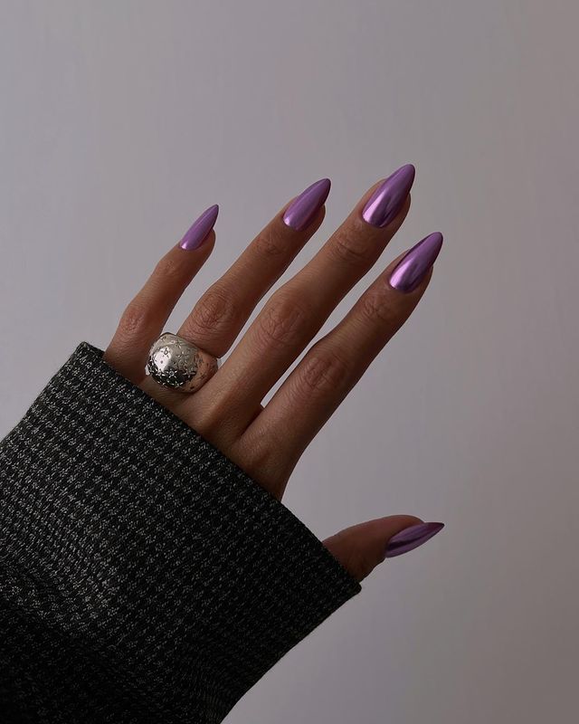Modne paznokcie 2023: springtime chrome nails – inspiracje
