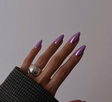 Modne paznokcie 2023: springtime chrome nails – inspiracje