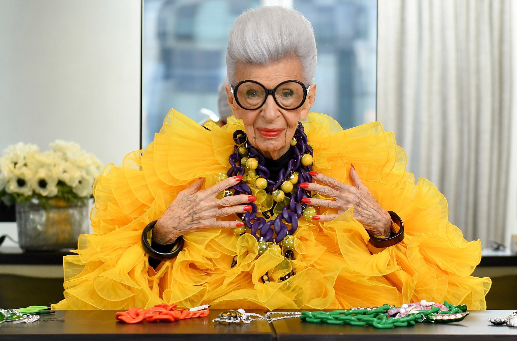 „Jestem najstarszą nastolatką na świecie”. Iris Apfel nie ma zasad, bo ich łamanie byłoby stratą czasu