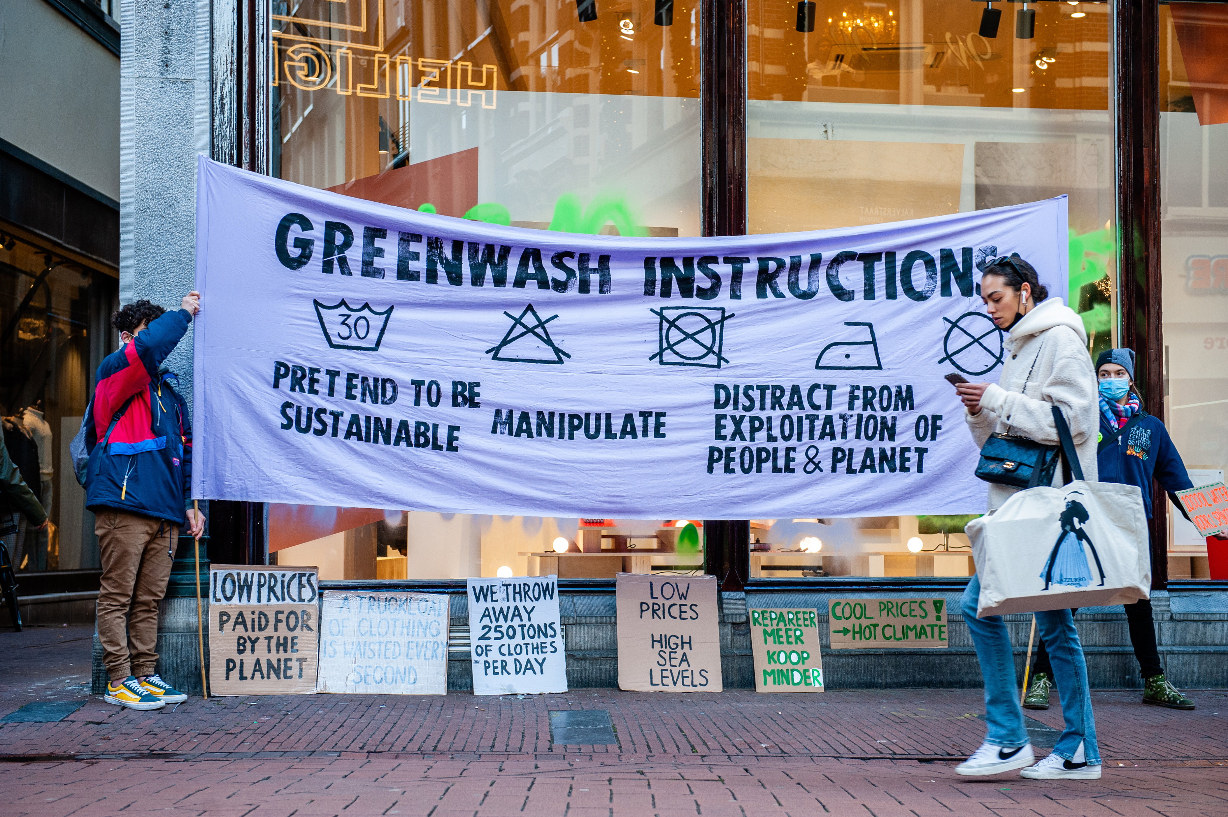 Czerwone flagi greenwashingu. Te 5 pojęć najczęściej wykorzystują producenci ubrań, aby wydawać się eko