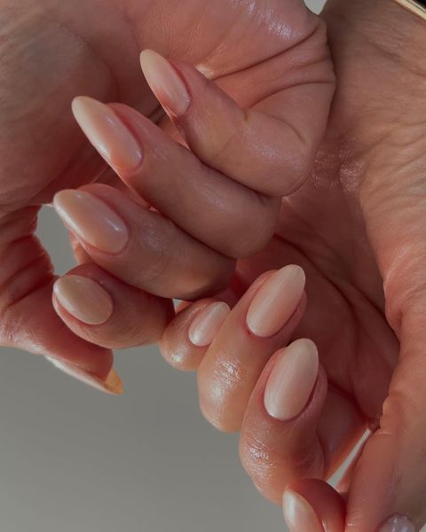 Vanilla chrome nails – inspiracje