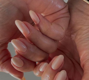 Vanilla chrome nails – inspiracje
