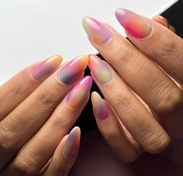 Modne paznokcie na lato 2023: Watercolor nails