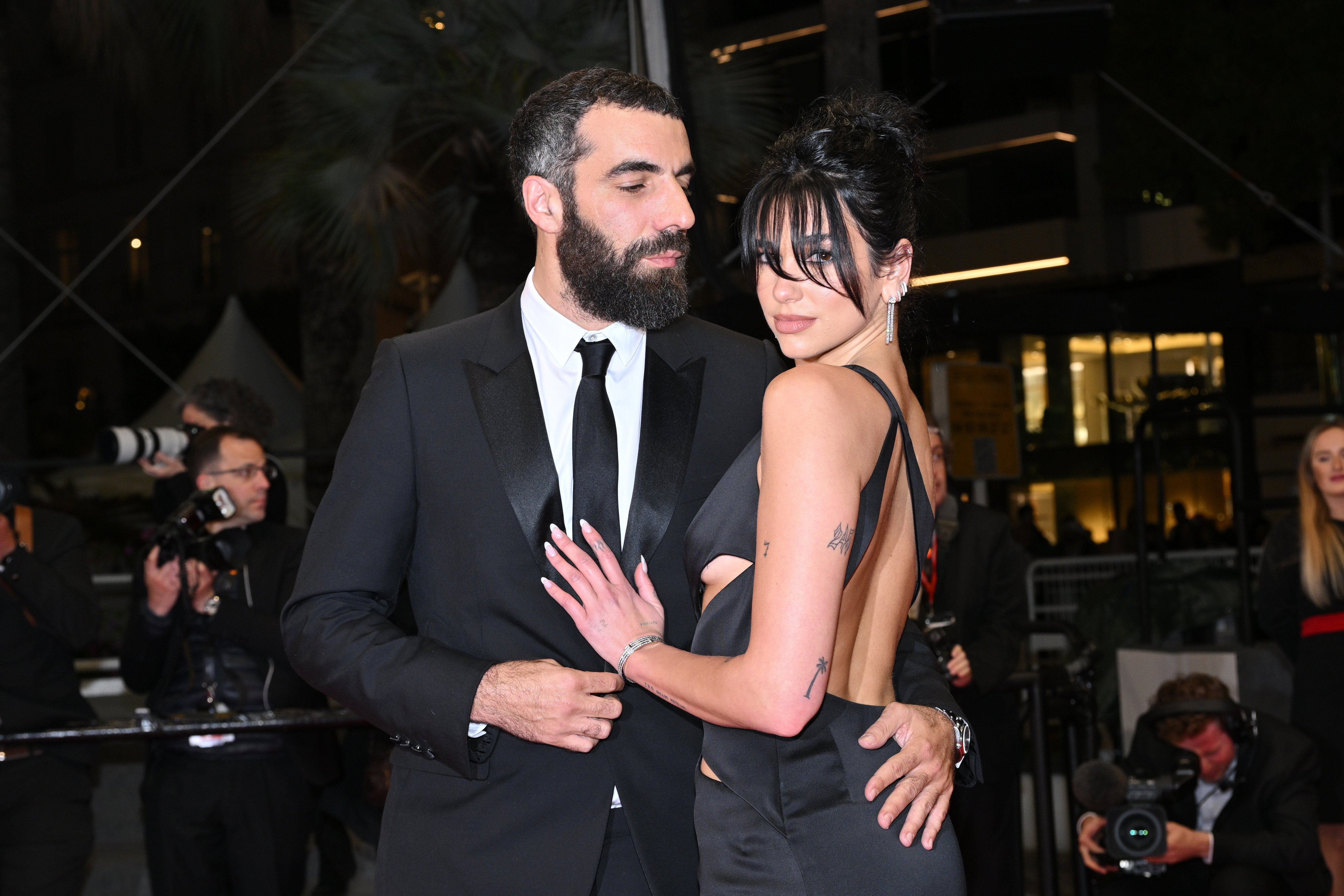 Dua Lipa z nowym partnerem na czerwonym dywanie w Cannes. Nie szczędzili sobie czułości