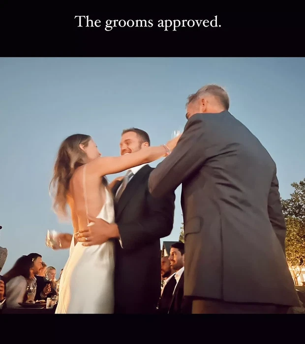 Olivia Wilde w sukni ślubnej na ślubie Coltona Underwooda i Jordana C. Browna