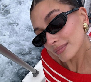 szorty w stylu Hailey Bieber