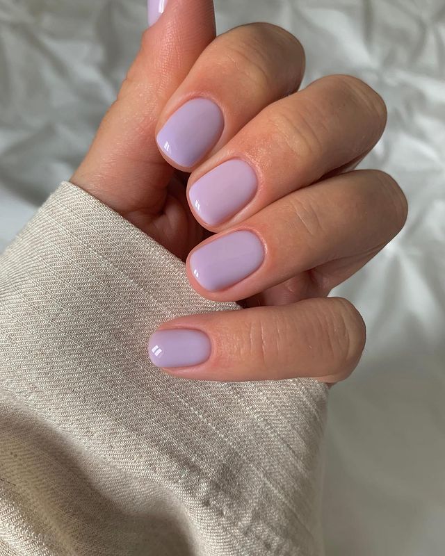 Modne paznokcie na lato 2023: lawendowy manicure