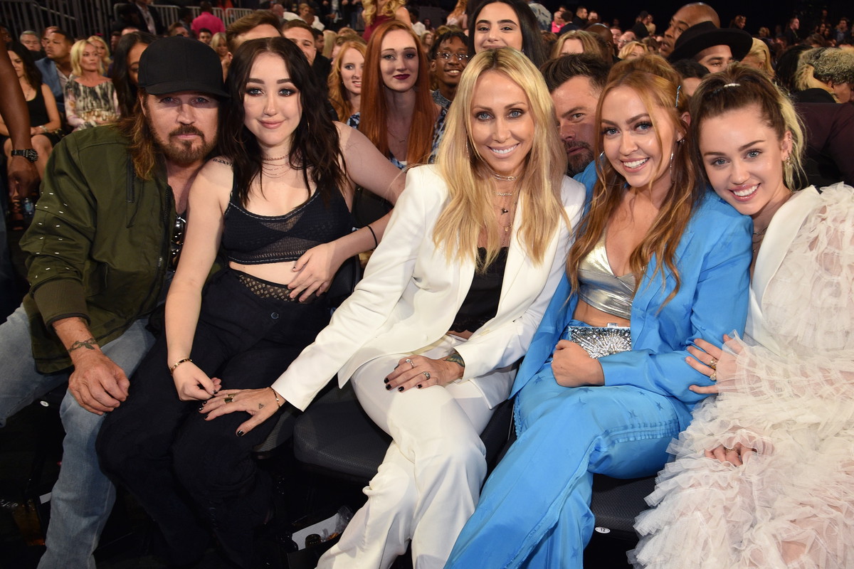 Billy Ray Cyrus, Noah Cyrus, Tish Cyrus, Brandi Cyrus, Miley Cyrus w 2017 roku na Billboard Music Awards