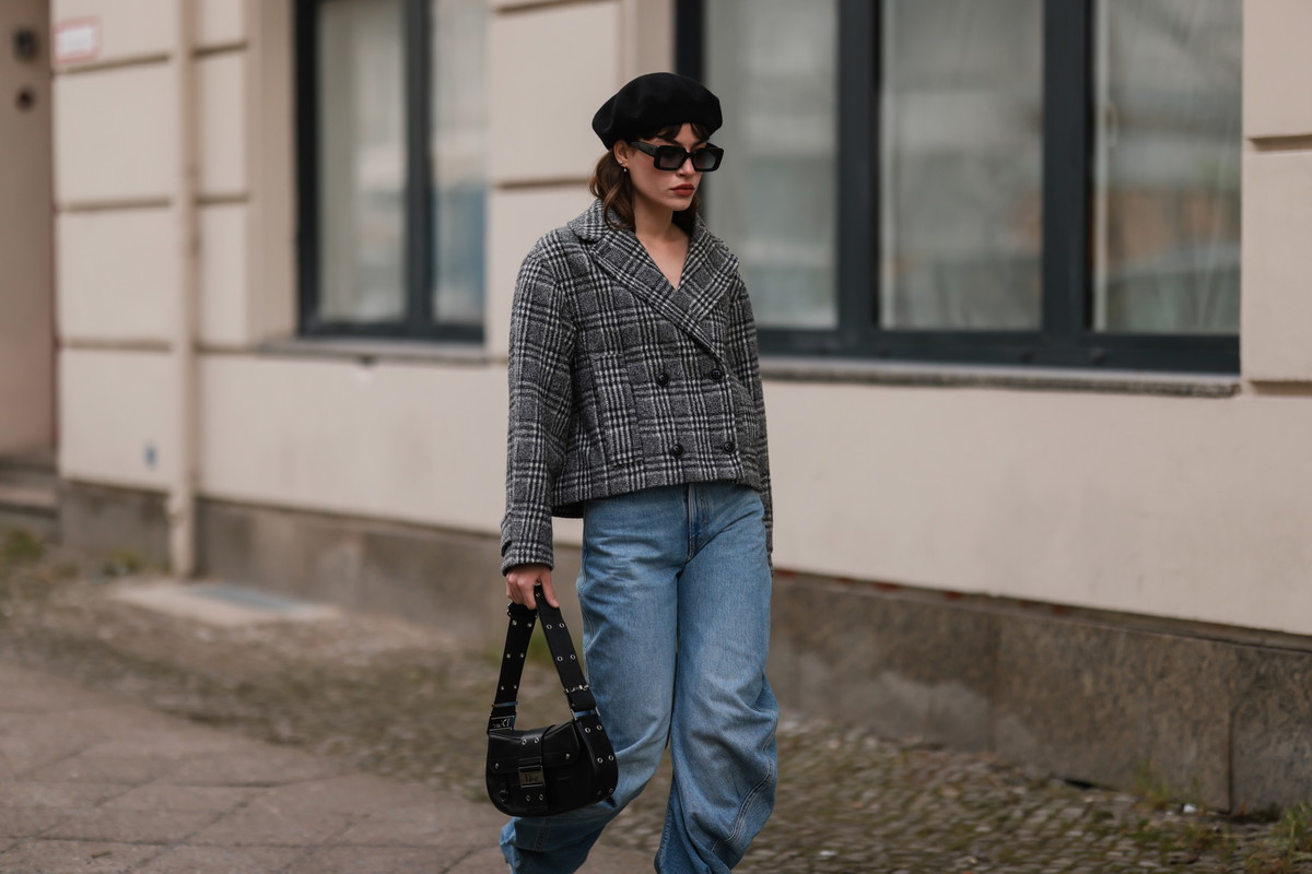 Co nosić do jeansów jesienią? Te rzeczy sprawią, że klasyczny denim zawsze będzie wyglądał dobrze