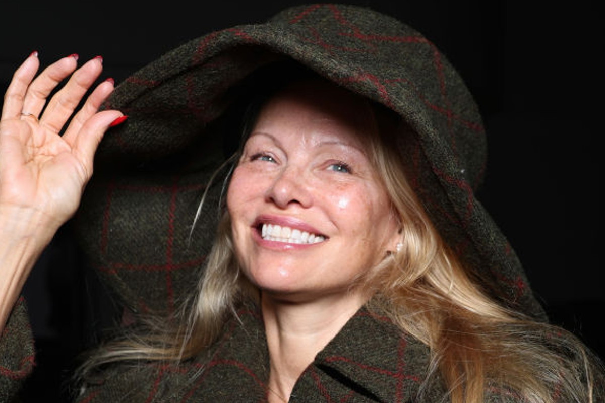 Pamela Anderson podczas paryskiego tygodnia mody