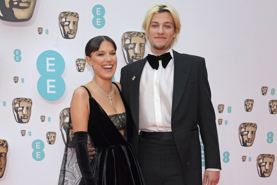 Jake Bongiovi w roli makijażysty Millie Bobby Brown. Jego pierwszy raz został utrwalony w supersłodkim wideo