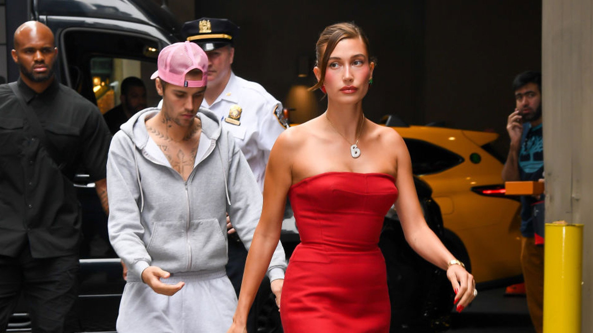 Hailey w szpilkach, Justin w dresie