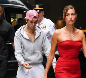 Hailey w szpilkach, Justin w dresie