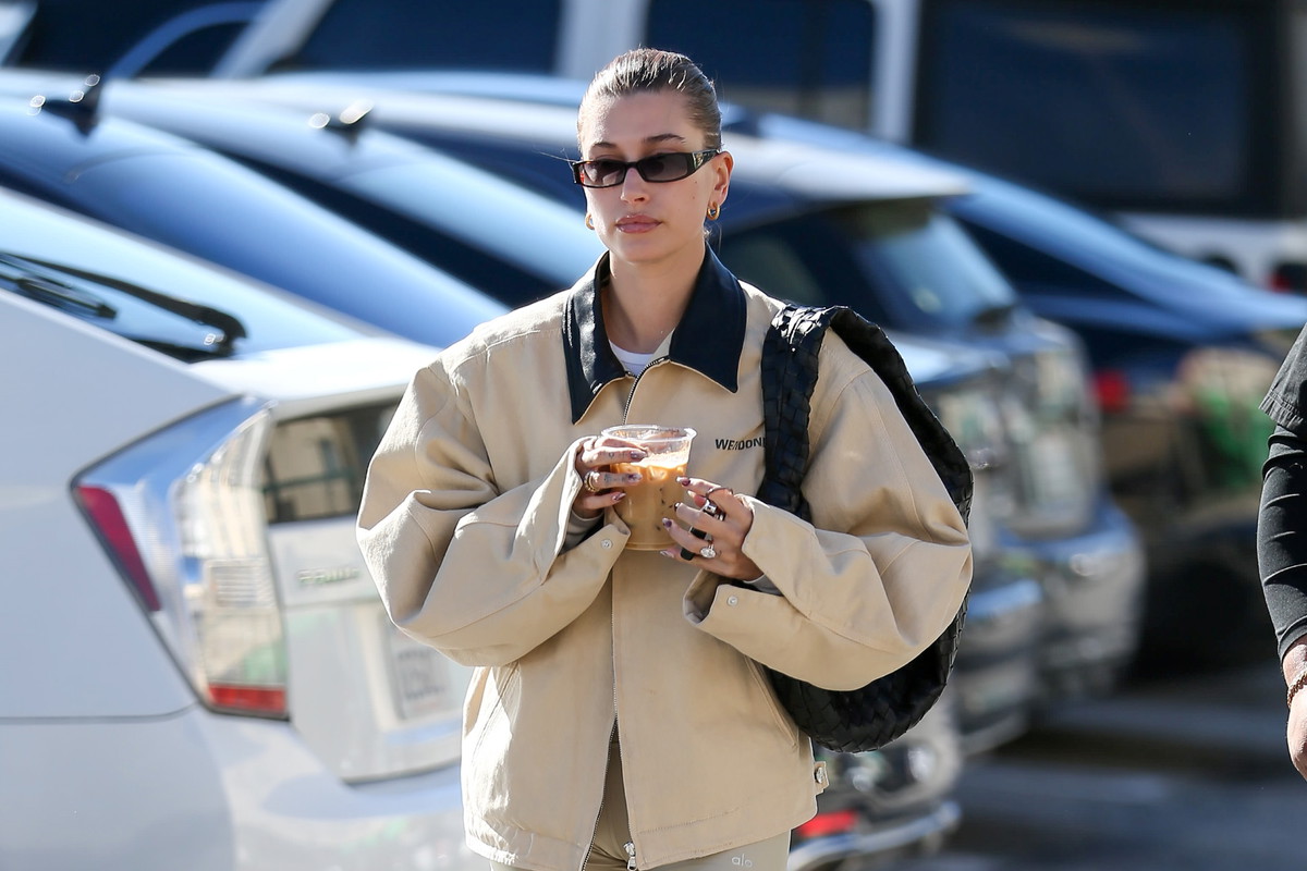 Hailey Bieber zrobiła coś, co na home office zdarzyło się chyba każdej z nas. O jej stylizacji na bazie marynarki mówią dziś wszyscy
