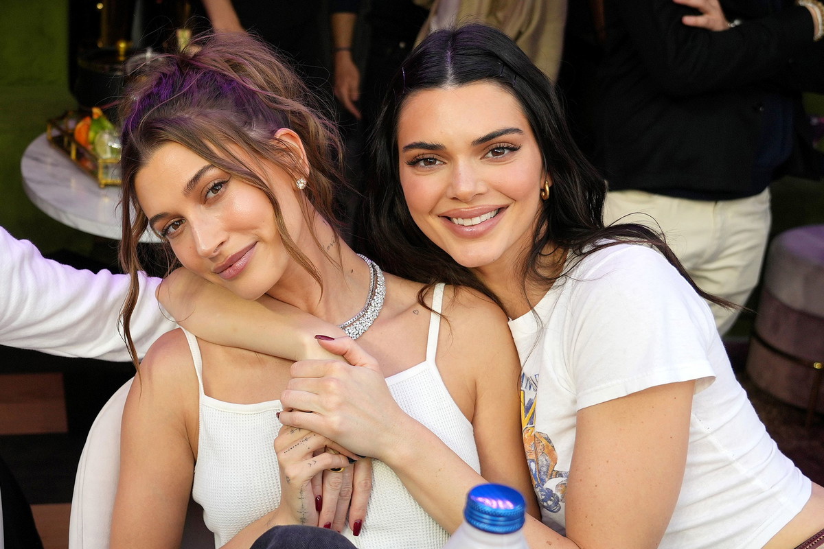 Wczoraj Claudia Schiffer, dziś Hailey Bieber i Kendall Jenner. Kontrowersyjny trend z lat 90. wraca do łask