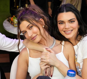 Wczoraj Claudia Schiffer, dziś Hailey Bieber i Kendall Jenner. Kontrowersyjny trend z lat 90. wraca do łask