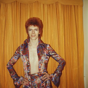 Glam rock – na czym polega ten styl? Oto jak ubrać się w stylu gwiazd rocka lat 70.